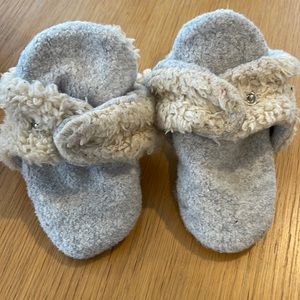 Zutano cozy fleece slippers, size 18mo